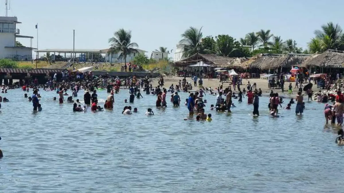 turistas en la playa